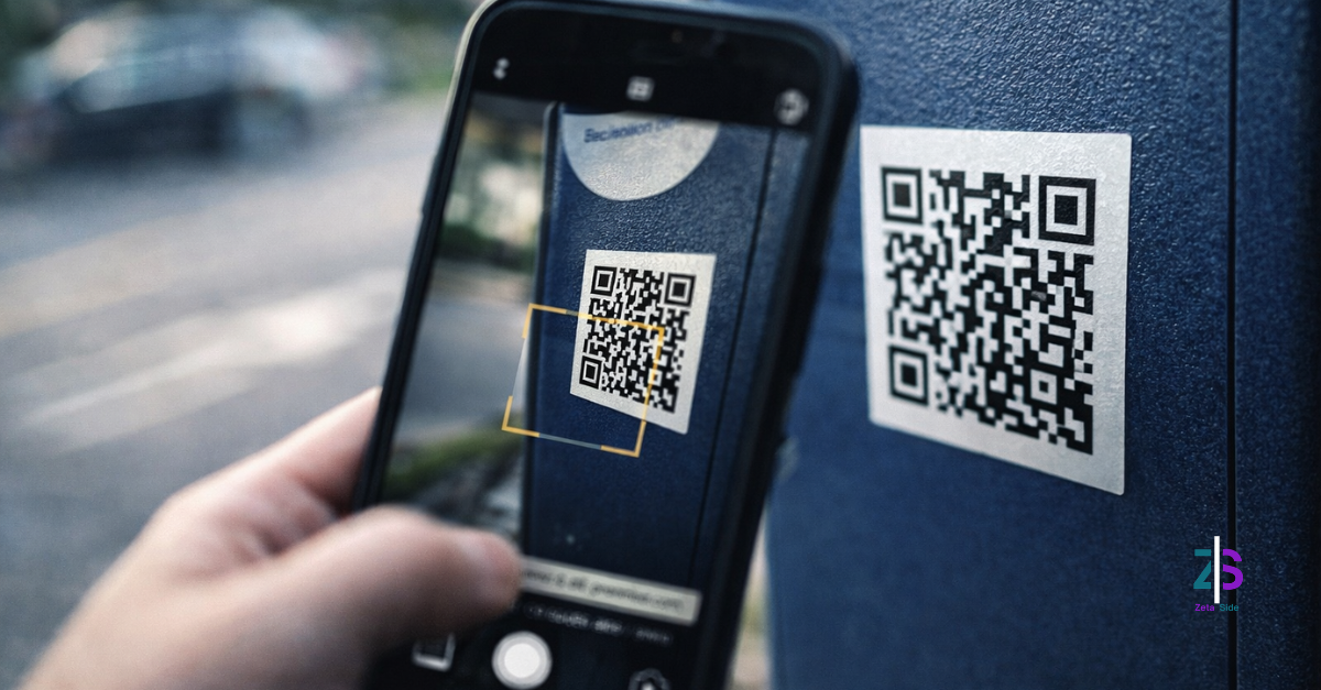 Smartphone che scansiona un QR code su un parchimetro per il pagamento del parcheggio